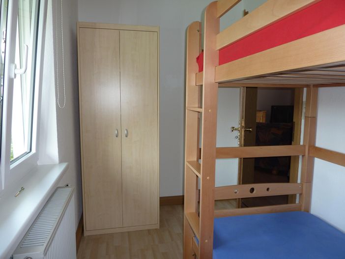 2. Schlafzimmer mit stabilem Stockbett