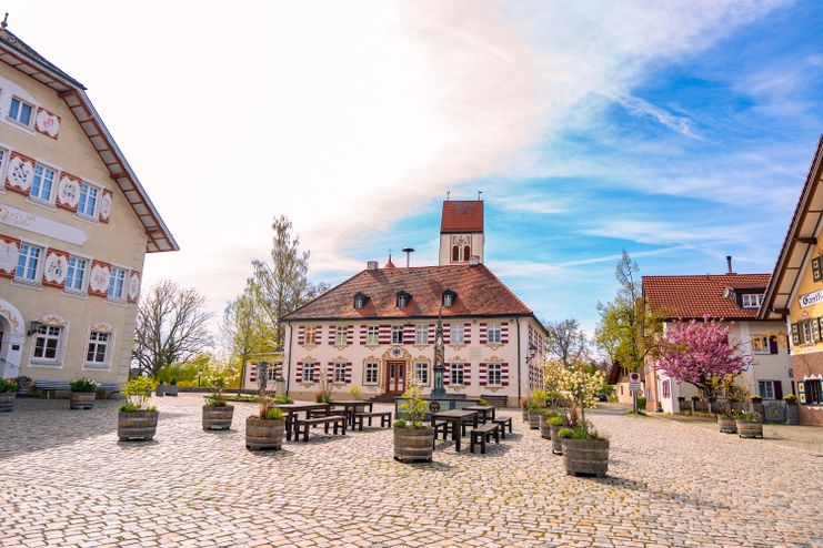 Dorfplatz Eglofs bei strahlendem Sonnenschein