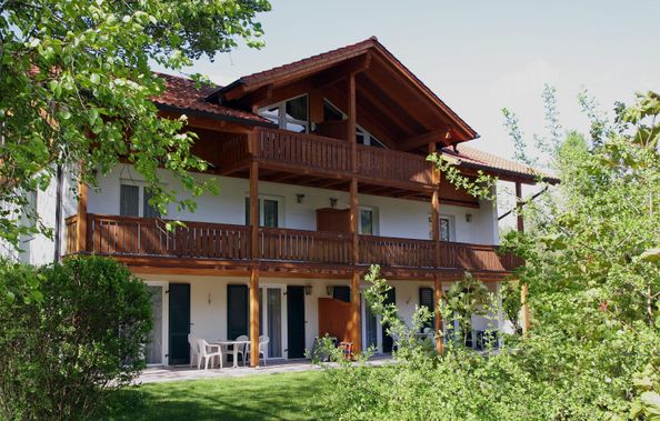 Ansicht Landhaus mit Baum