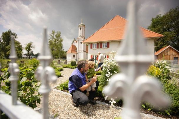 Kräutergarten, Mesnerhaus und Riedkapelle