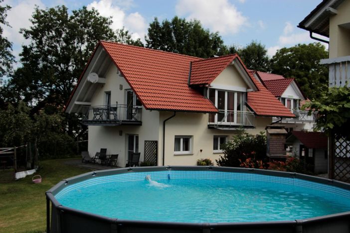 Pool mit Ferienwohnungen