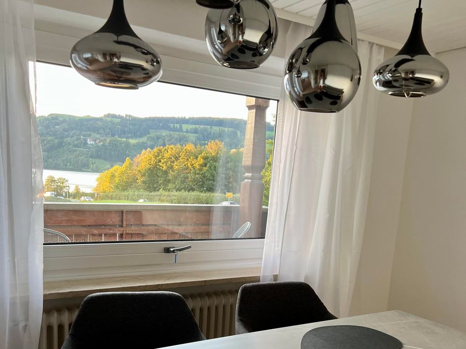 Esszimmer mit Seeblick (Wohnung Lakeview)