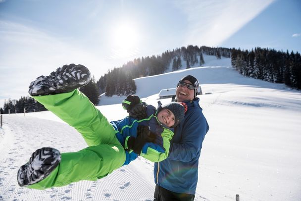 Schneespaß beim Winterwandern - Ofterschwang im Allgäu