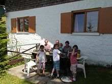 Gemütliche Brotzeit vorm Haus