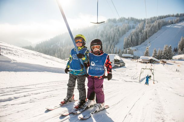 Kinder am Schlepplift Skischule Grasgehren