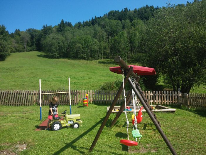 Spielplatz mit Wiese fuer viel Platz