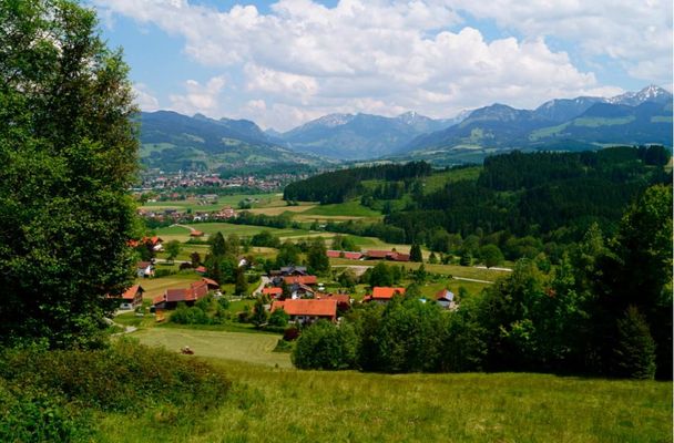 Aussicht auf Bettenried und weit hinten das Ostrachtal mit Bad Hindelang und Oberjoch