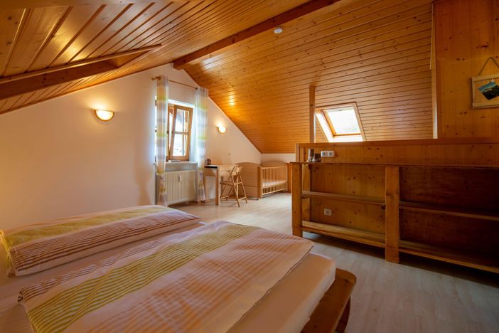 Schlafzimmer mit Kinder-Gitterbett