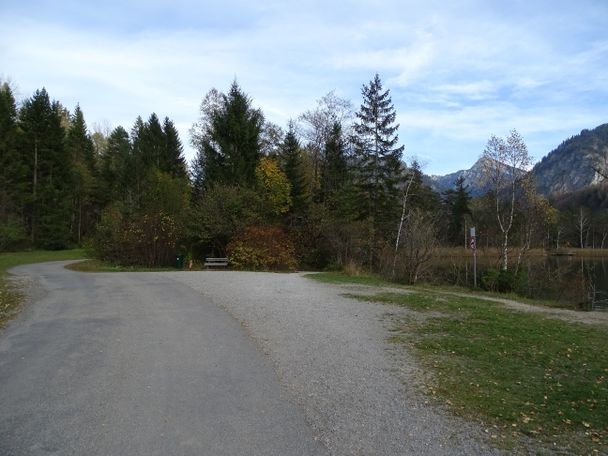 Abzweig auf den schmalen Fußweg am Schwansee