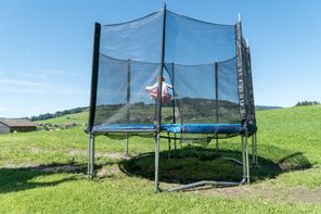 Trampolinspaß auf der Spielwiese