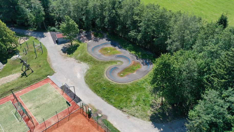 Multiballfeld, Tennisplatz und Pumptrack