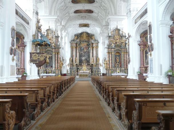 Innenraum der Klosterkirche in Irsee im Ostallgäu.