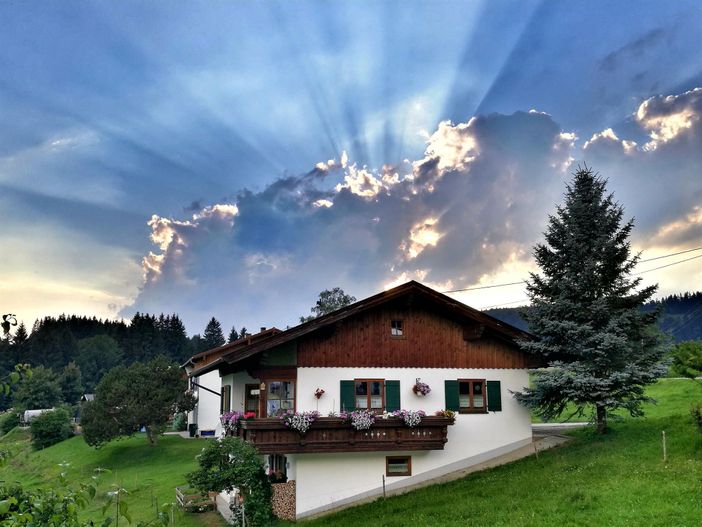 unser Austragshaus im Gegenlicht