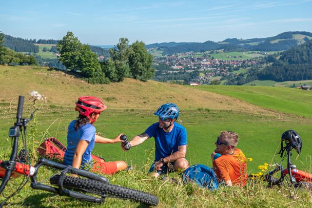 Pause mit Panoramablick auf Oberstaufen