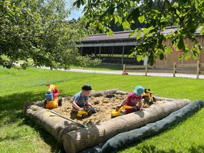 Glückliche Kinder in unserem neuen Sandkasten