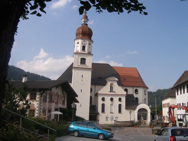 Wir gehen an der Kirche Mariä Himmelfahrt vorbei hinunter zur Vils.