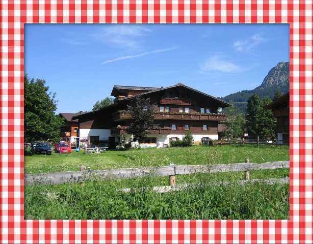 Im Haupthaus befinden sich drei helle Doppelzimmer und eine neu eingerichtete Ferienwohnung.