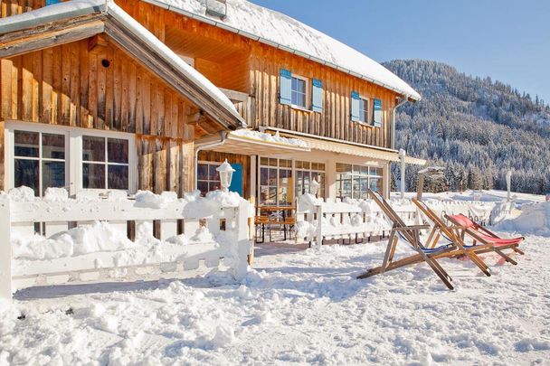 Liegestühle im Sonnenschein in Balderschwang im Al