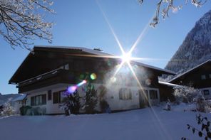 Haus Ursula mit Wintersonne