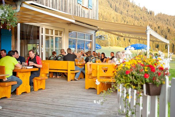 Gemütliche Sonnenterasse im Restaurant Schwabenhof