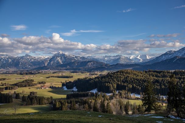 Panoramablick von den Ruinen Hohenfreyberg und Eisenberg in Richtung Füssen