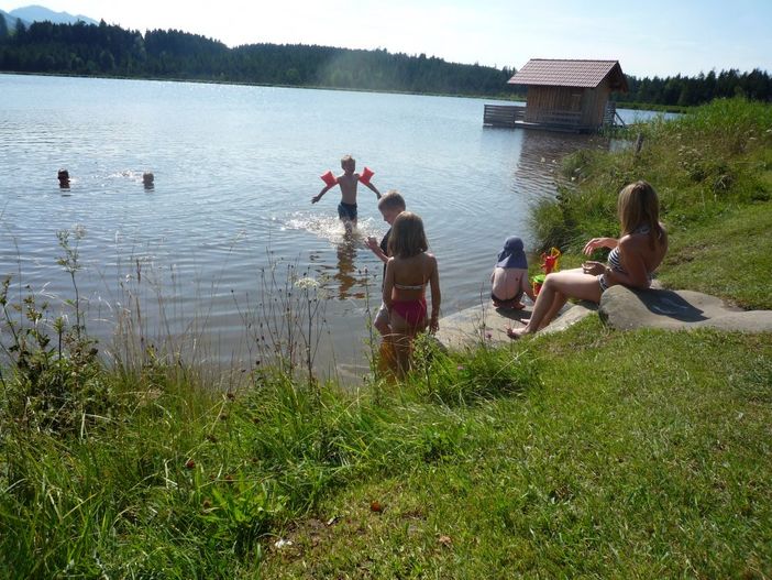 Kinder baden im Attlesee