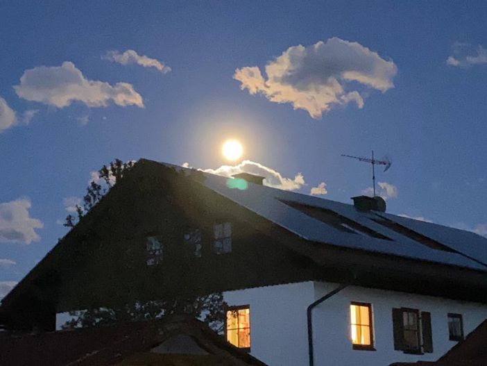 Der Vollmond auf dem Dach