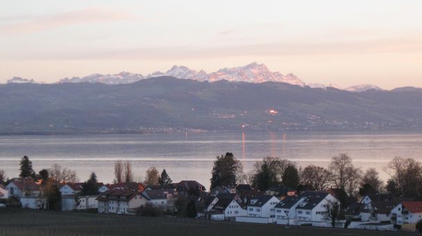 Blick auf Ort und Berge II