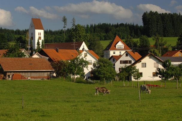 Beuren mit Turm der Kirche St. Petrus und Paulus und Beurener Berg im Hintergrund