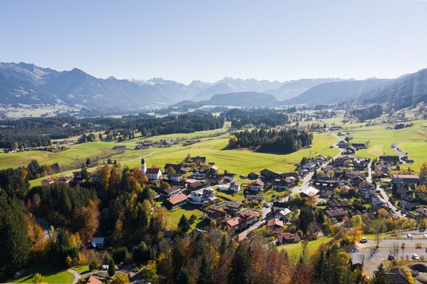 Herbstlichte Ortsansicht von Ofterschwang im Allgäu