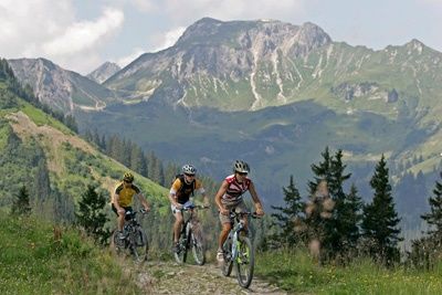 Bikergruppe im Tannheiemr Tal