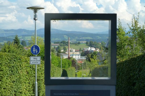 Fokussierstele mit Blick auf die Hutfabrik