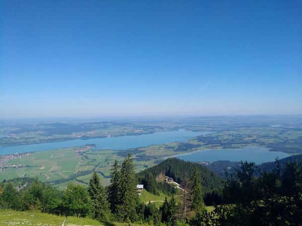 Blick auf den Forggensee und Bannwaldsee auf dem Weg zum Tegelberg