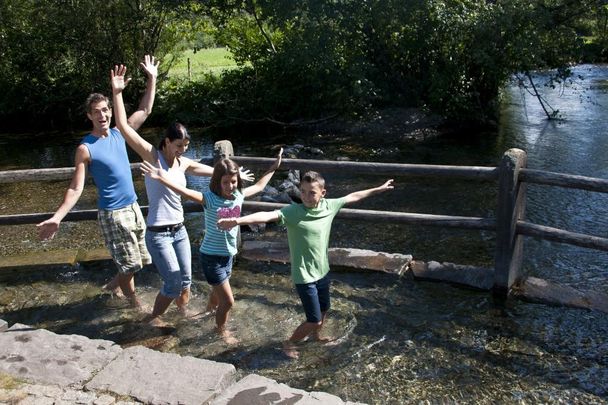 Wassertreten im kühlen Grundbach in Fischen