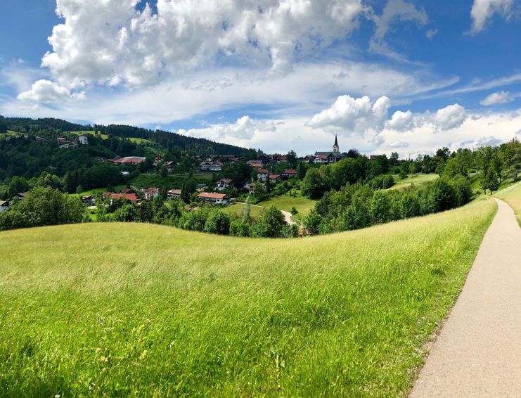 Blick auf Oberstaufen von der Lenzhalde