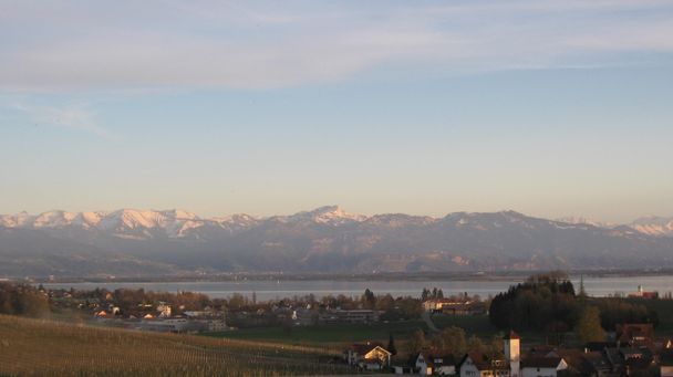 Blick auf Ort und Berge I