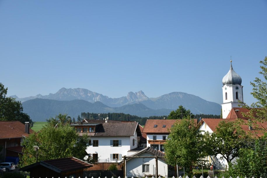 Hopferau mit Blick auf den Kirchturm