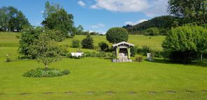 mit sehr großem Garten