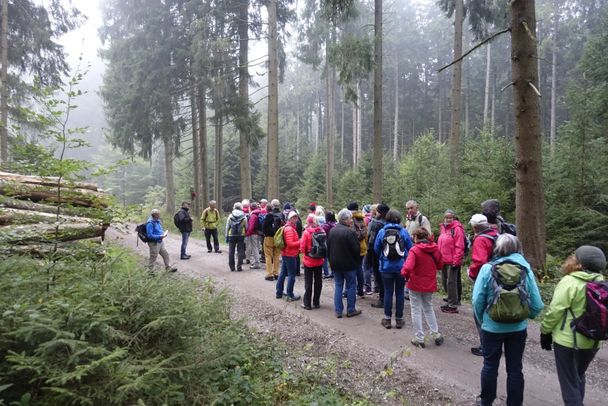 Pilger bei einer kurzen Rast im Unterallgäu