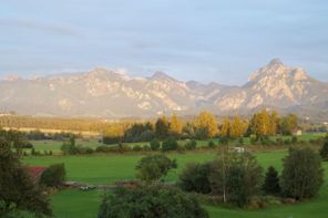 Blick auf die Berge und das Schloss