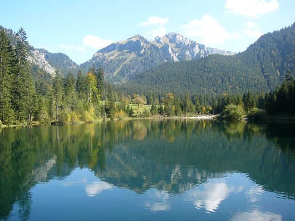 Bockstallsee mit Blick auf die Berge