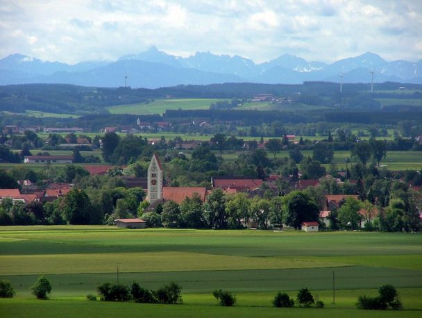 Blick in Richtung Süden mit Erkheim und Alpen.