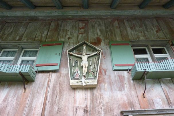 Arma-Christi-Kreuz an der Hauswand eines Bauernhofes in Gumpeltshofen