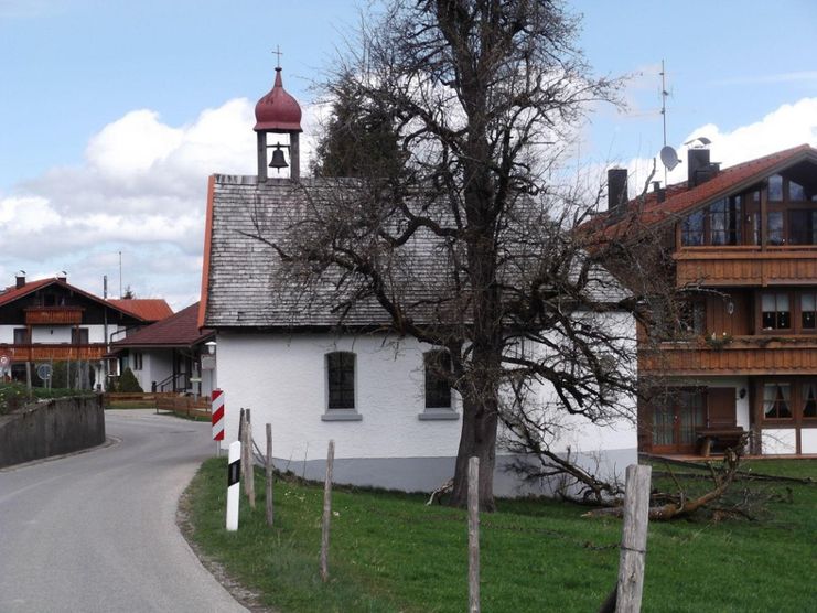 Direkt am Ortseingang von Kierwang gelegen