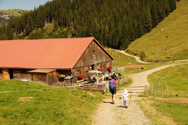 Wanderer bei der Fahnengehren Alpe in Ofterschwang