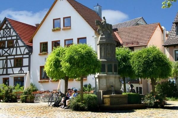 Marktplatz Bad Grönenbach mit Kriegerdenkmal