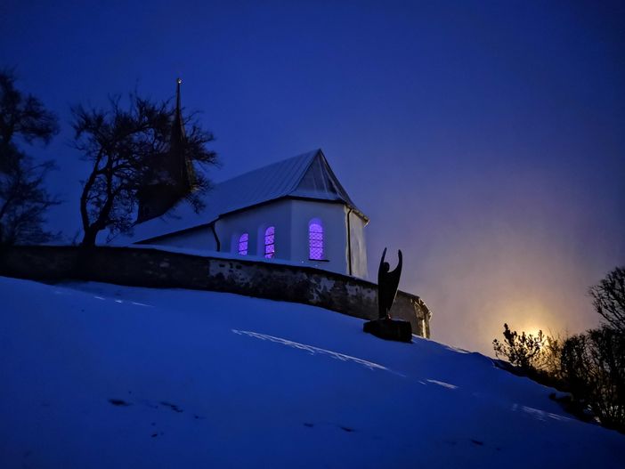 Kapelle in nächtlicher Winterstimmung