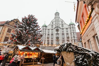 Christkindlesmarkt Memmingen mit Rathaus