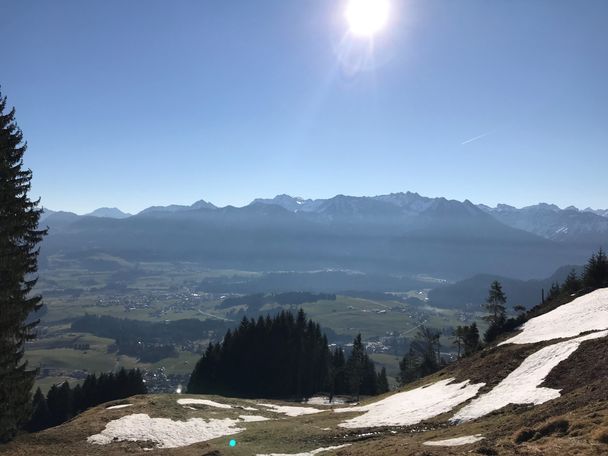 Wunderschöne Aussicht auf die umliegenden Dörfer und die Berge