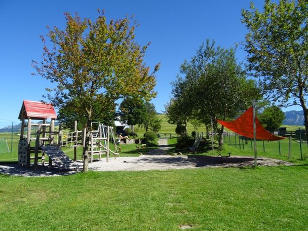 In der Nähe befindet sich ein schöner Spielplatz